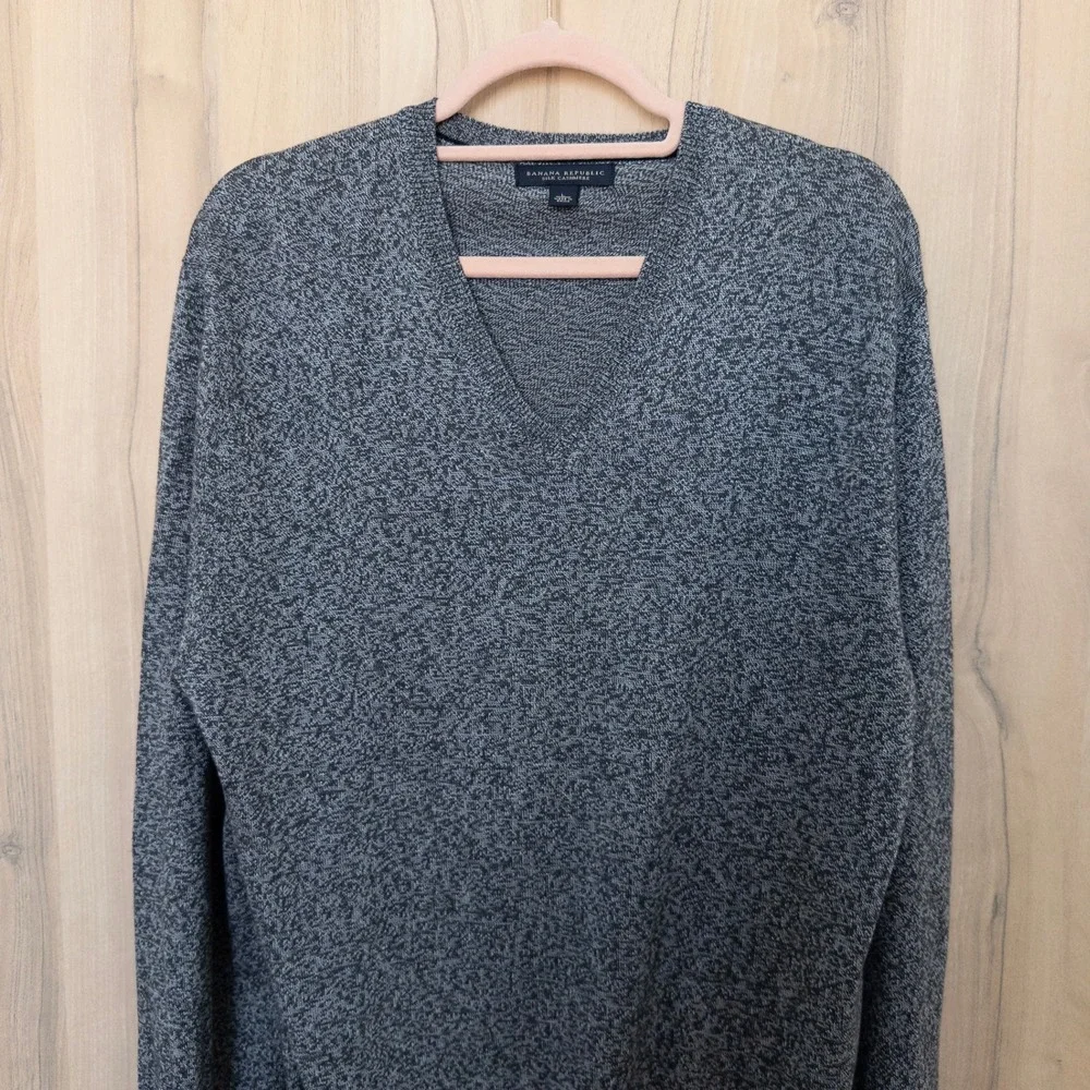 Banana Republic Mens Silk Cashmere Sweater L Gray V-Neck Pullover Quiet Luxury